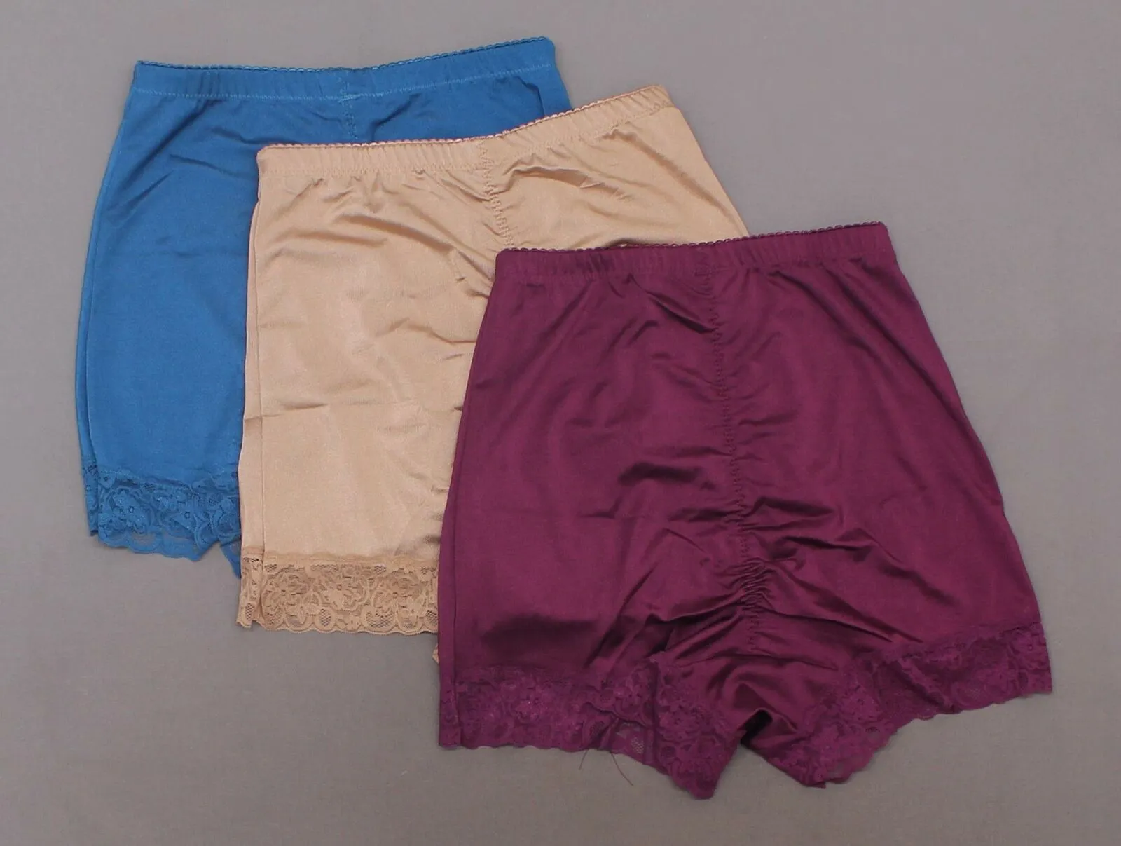 Rhonda Shear Women's 3 Pack Smooth Pin Up Panties with Lace Trim