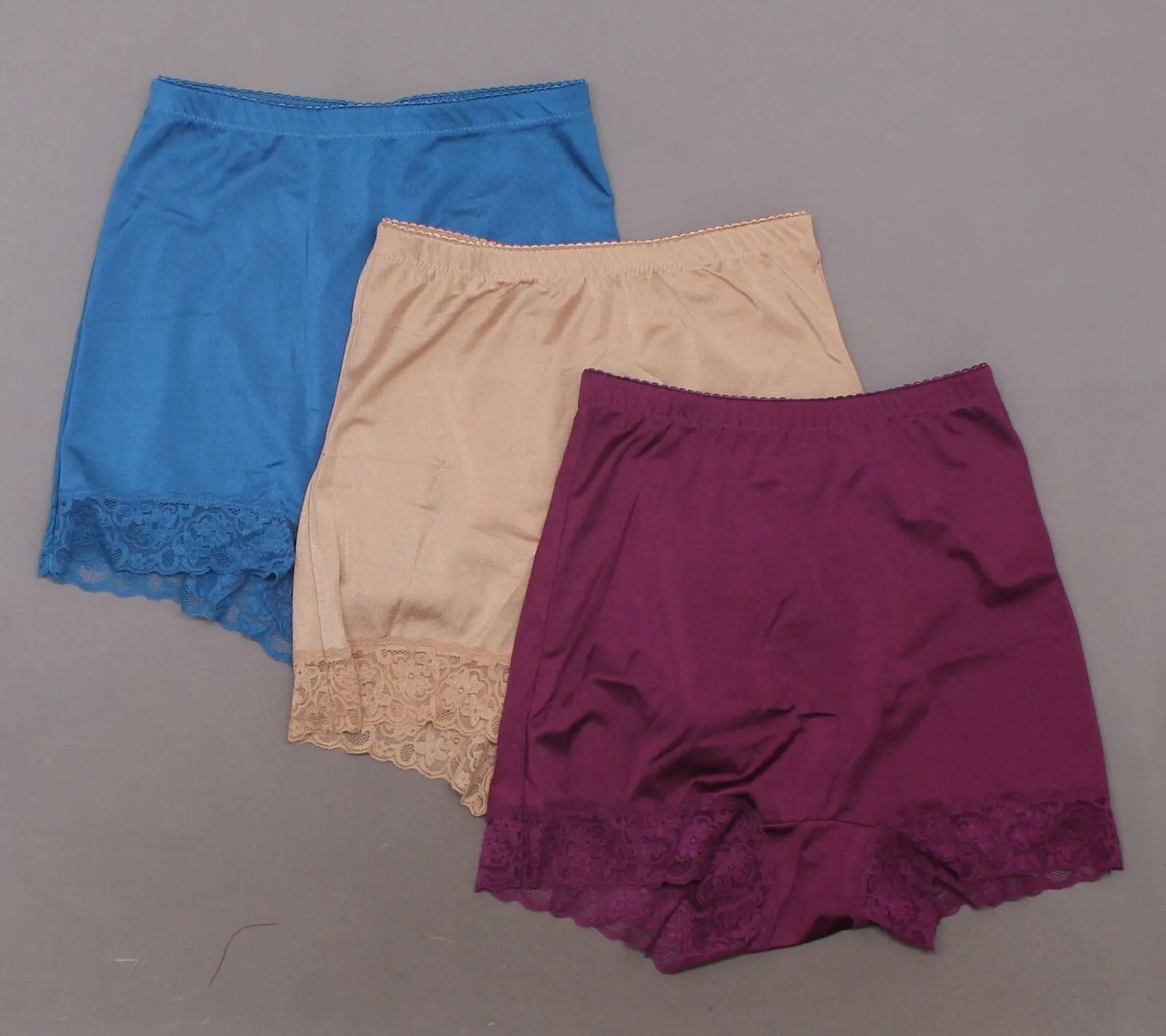 Rhonda Shear Women's 3 Pack Smooth Pin Up Panties with Lace Trim