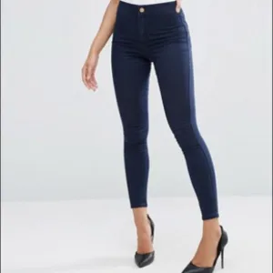 Rich &amp; skinny dark indigo blue skinny jeans. High waisted. Size 2 / 26” waist