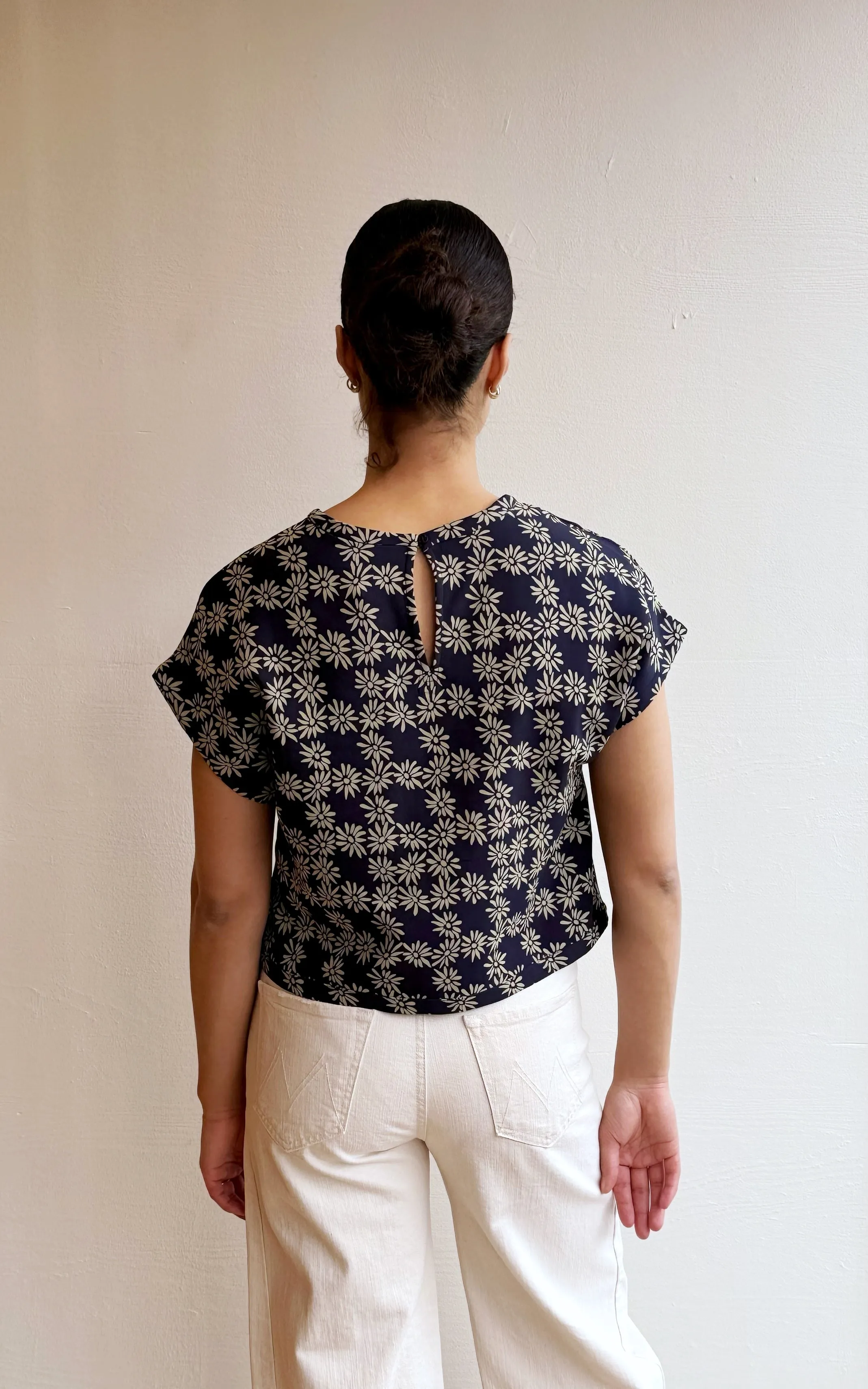 The wander top in navy scattered daisy