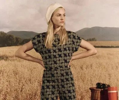 The wander top in navy scattered daisy