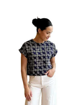 The wander top in navy scattered daisy