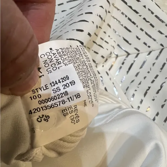 Under Armour NWT 1344209 White &amp; Silver Metallic Links Printed Skort Medium
