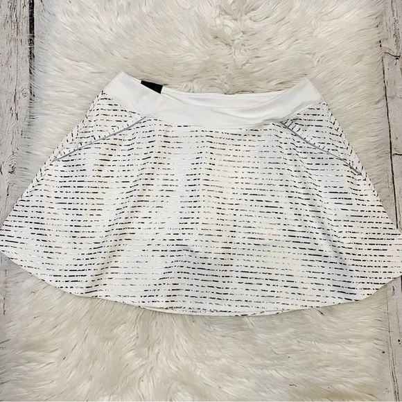 Under Armour NWT 1344209 White &amp; Silver Metallic Links Printed Skort Medium