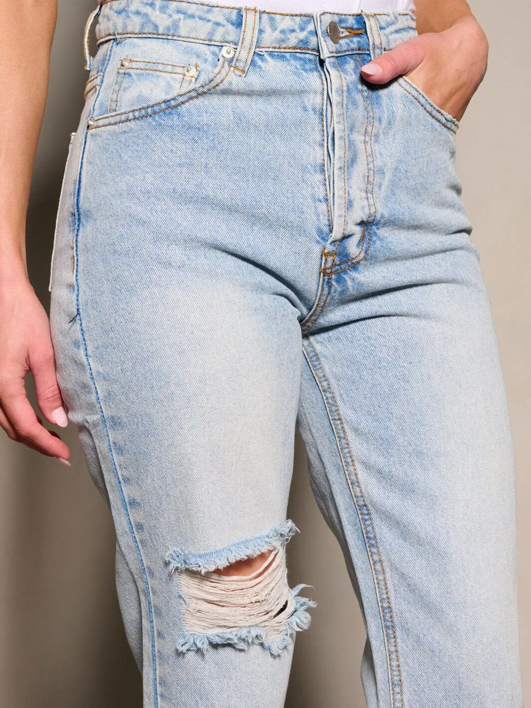 WOMEN'S BUTTON CLOSURE DISTRESS DENIM PANTS