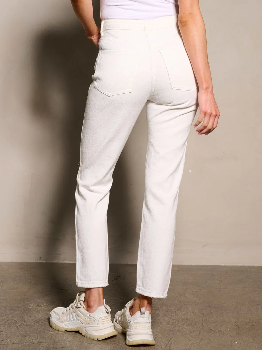 WOMEN'S BUTTON CLOSURE DISTRESS DENIM PANTS