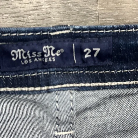 Women’s Miss Me Mid-Rise Dark Blue Denim Shorts, Size 27. NEW!